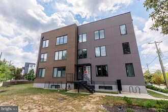 Building Photo - 1001 Bryant St NE