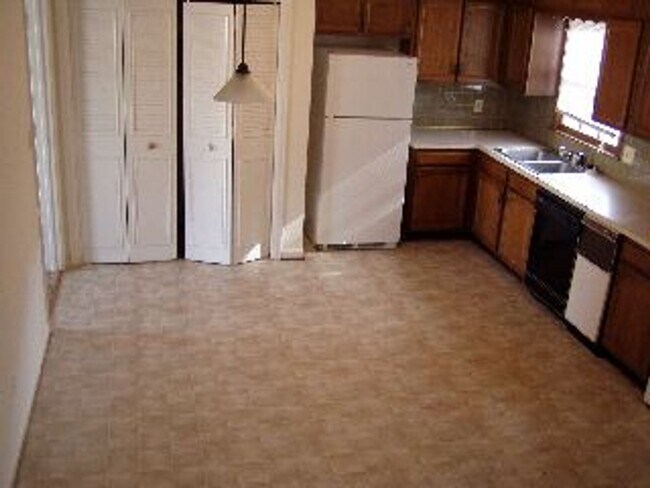 Building Photo - Lovely 3 bed, 1.5 bath, Located near Lynch...
