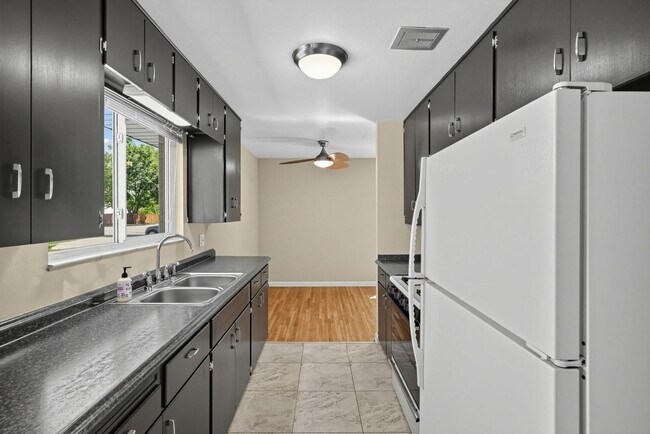 Building Photo - 1055 S Dale Ct