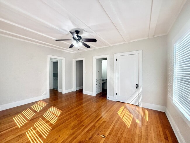 Building Photo - Adorable Downstairs Studio in Vintage 1920s Complex