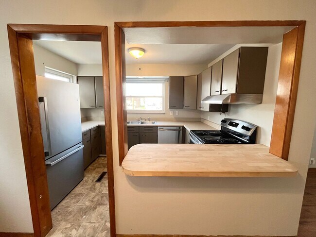 Foto del edificio - Cozy 2 Bedrm/1 Bath Home in Dunbar! Covered Front Porch. Double Pane Windows.