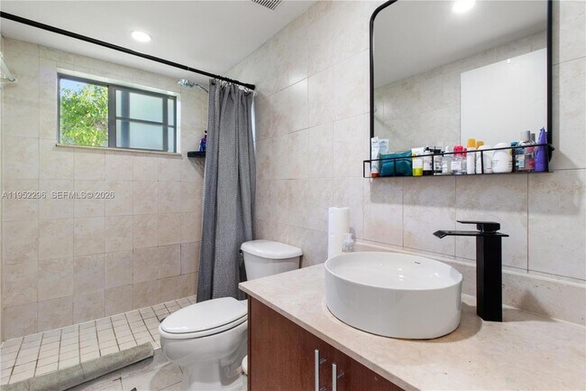 Foto del edificio - 1050 7th St