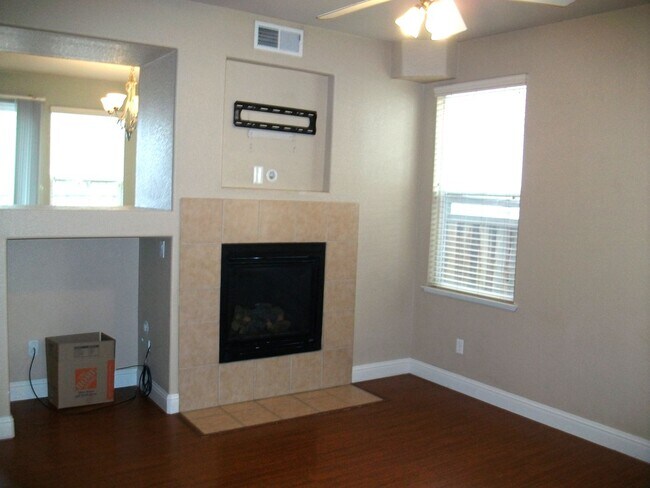 Building Photo - 3 Bedroom, 2-1/2 bath, 2-car garage in a g...