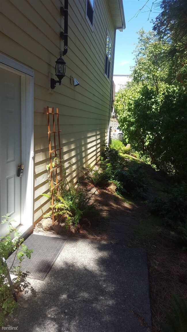 Building Photo - 1 br, 1 bath Apartment - 241 SE Wyers St