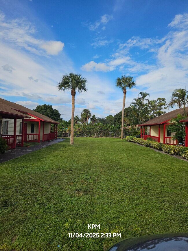 Foto del edificio - 1305 Rosewood Villa Ln