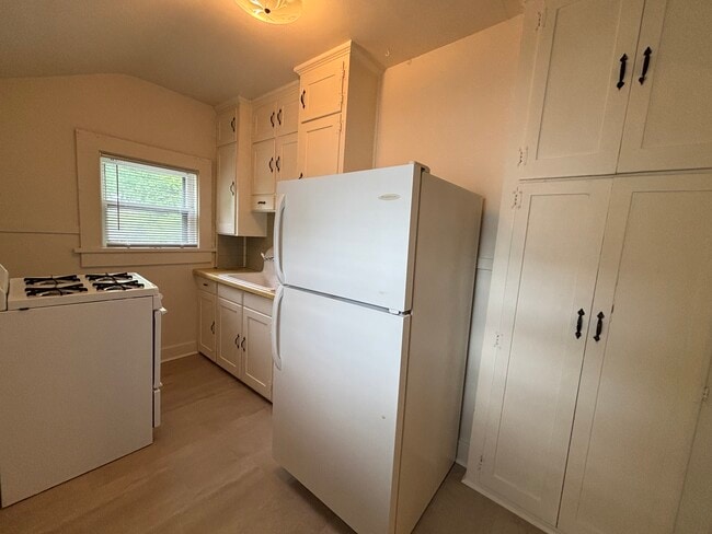 Kitchen - 644 Galloway St