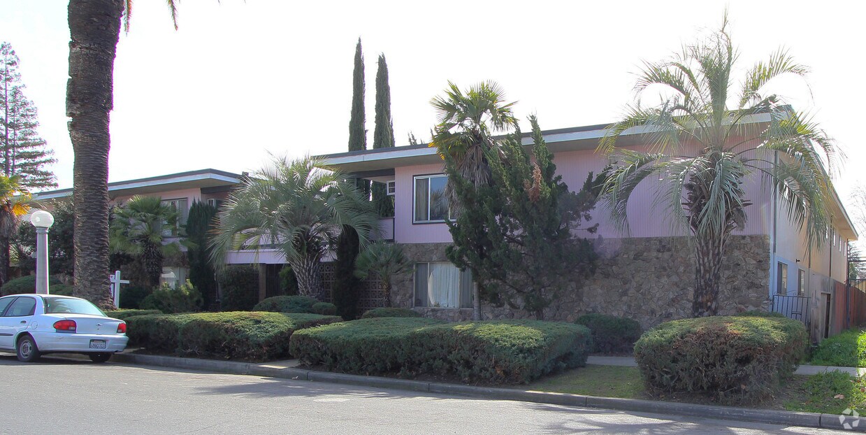 Building Photo - 504 E Elm St