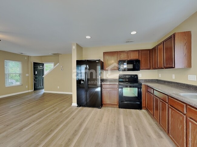 Building Photo - 100 Trayesan Dr