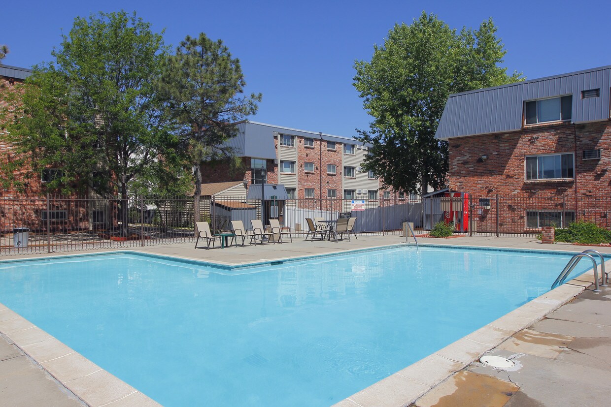 Enorme piscina abierta de mayo a octubre. - Cherry Plaza Apartments