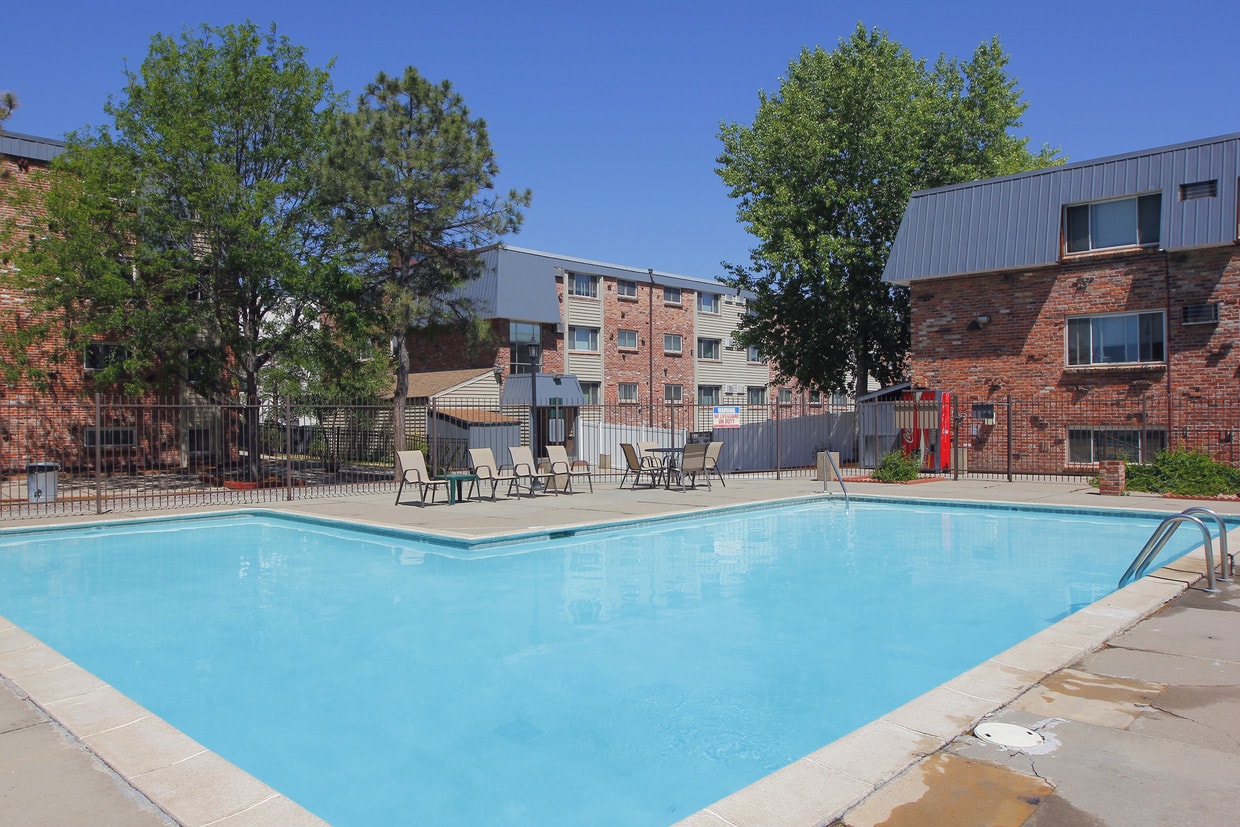 Huge pool open May-Oct - Cherry Plaza Apartments