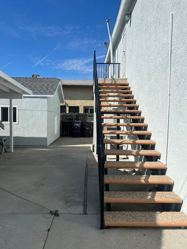 Foto del edificio - Spacious 2 Bedroom + Bonus Room, Back House w/ Garage & Gated Entry