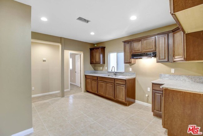 Foto del edificio - 3476 Kansas Ave