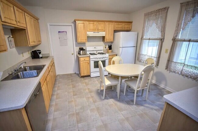 Foto del edificio - 40 Seneca Creek Rd