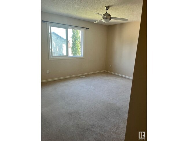 Photo du bâtiment - 4610-162A 162A Ave