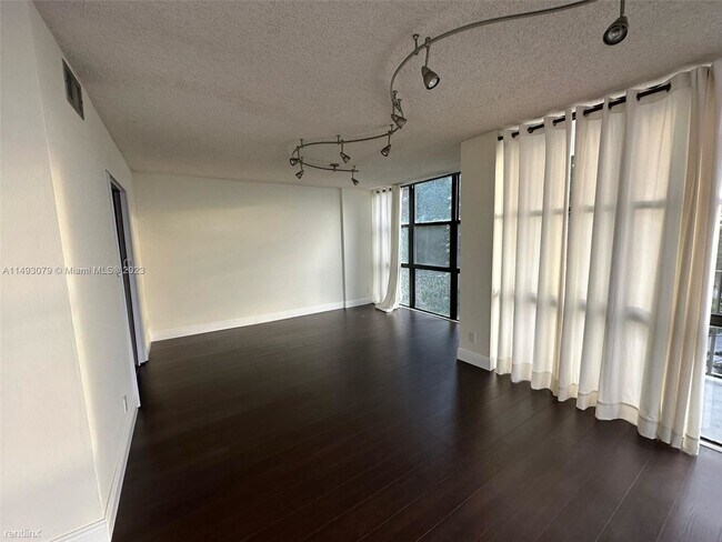 Building Photo - 3 br, 2 bath House - 1000 Parkview Dr Apt 531