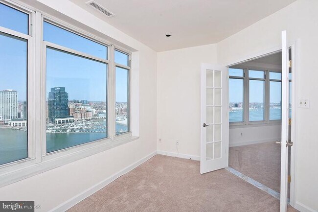 Foto del edificio - 100 Harborview Dr