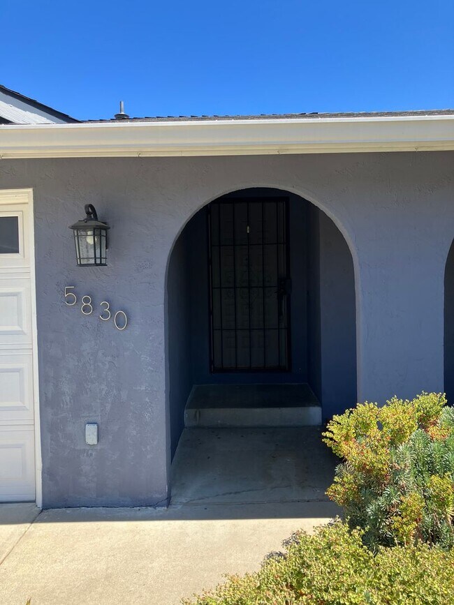 Building Photo - Nicely Updated 4-Bedroom House With Nice B...