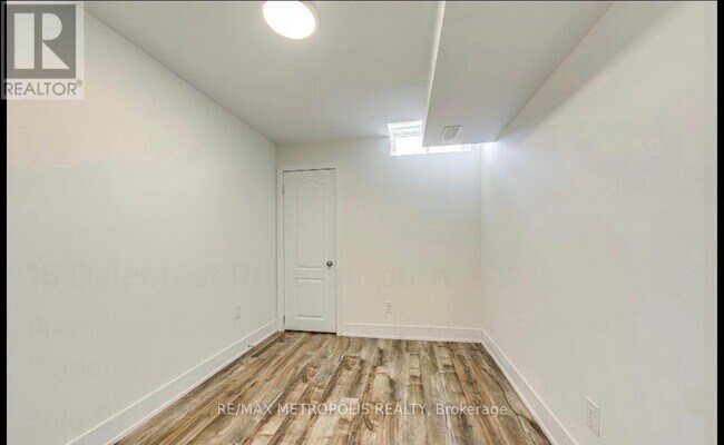 Photo du bâtiment - 15 Dalecrest Rd