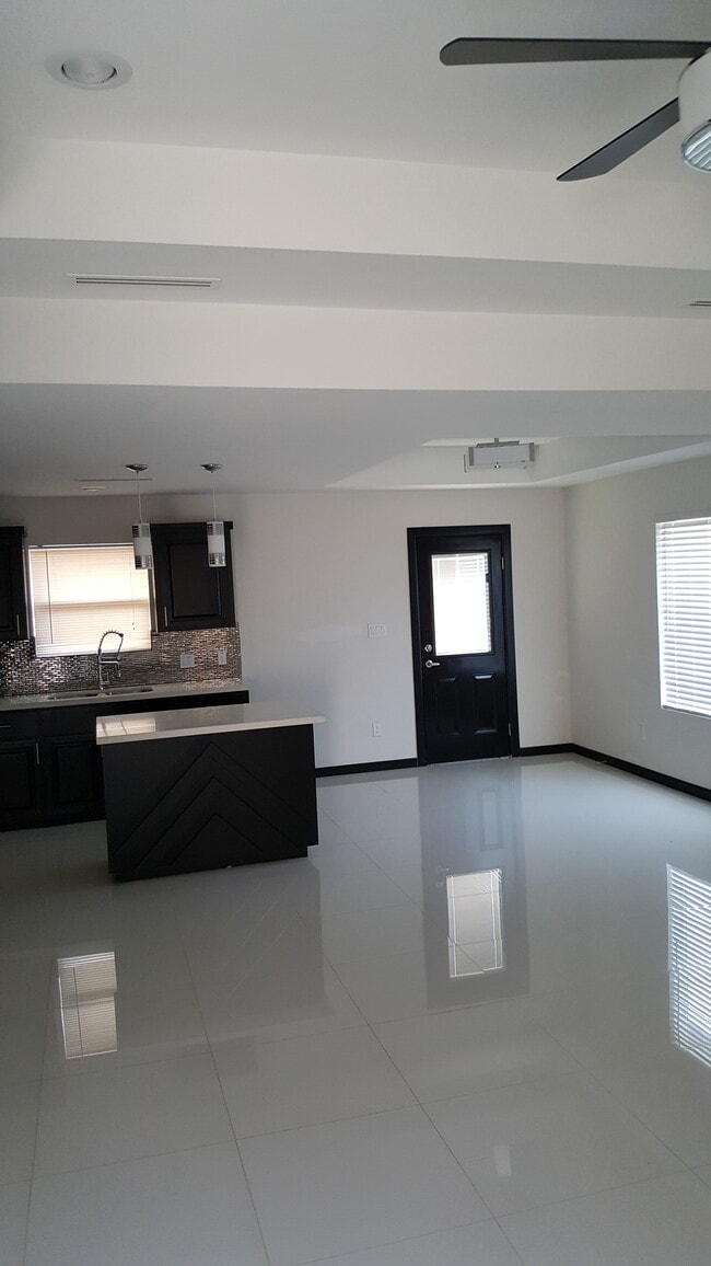 Building Photo - 1212 White Oak Dr