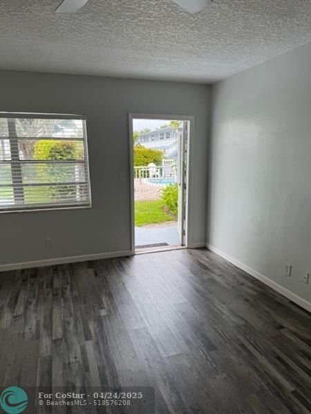 Foto del edificio - 751 Pine Dr
