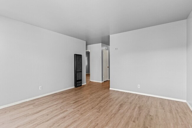 Foto del edificio - Utilities Included! Fully Renovated 2 Bed w/ Private Balcony & Included Parking