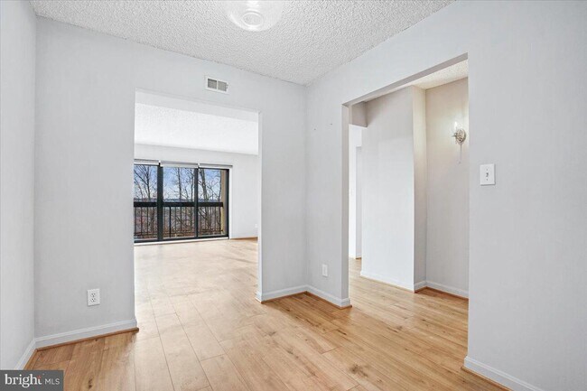 Building Photo - 807 N Howard St