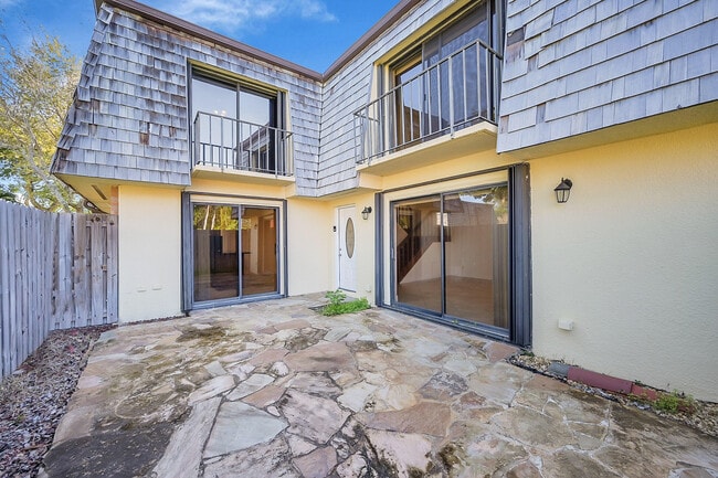 Foto del edificio - 128 Lake Arbor Dr