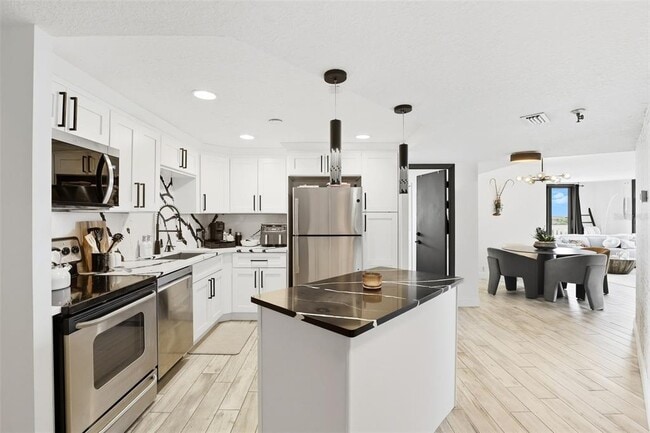 Building Photo - 400 E Colonial Dr