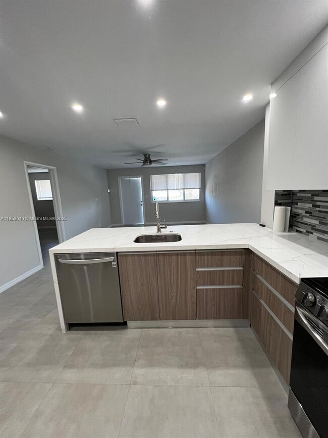 Foto del edificio - 2175 NE 56th St