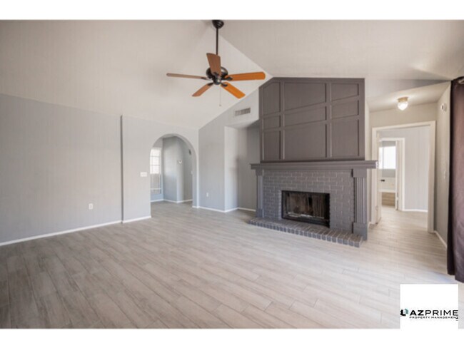 Foto del edificio - Graced With Timeless Charm, This 3/2 Glend...