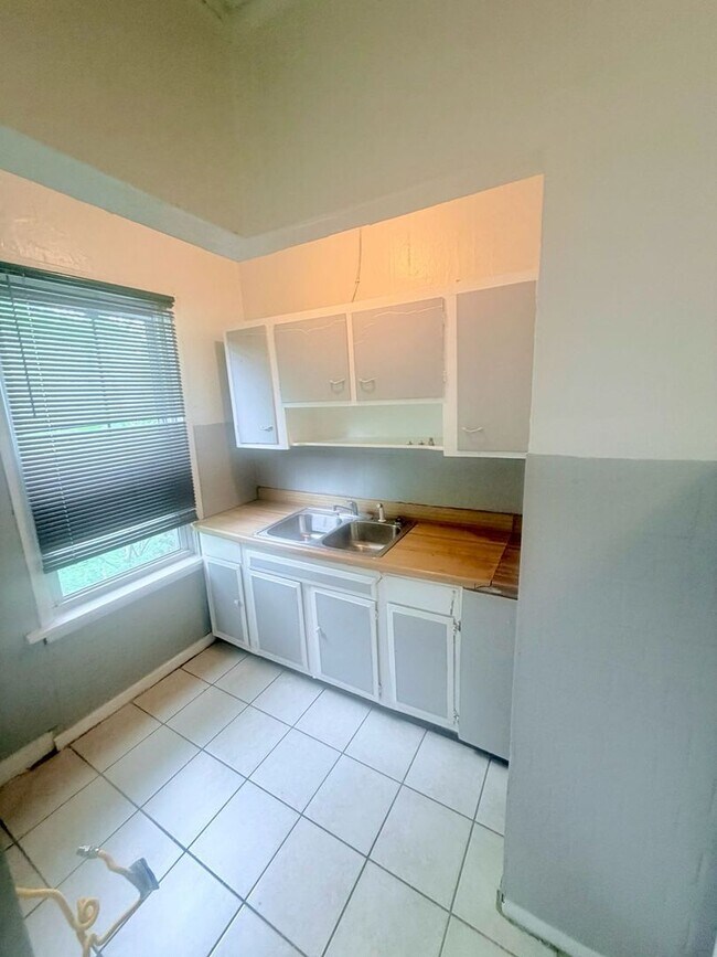 Foto del edificio - 1563 E 47th St