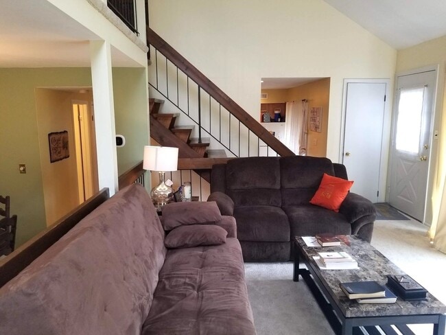 Building Photo - Spacious, updated end-unit townhouse with ...