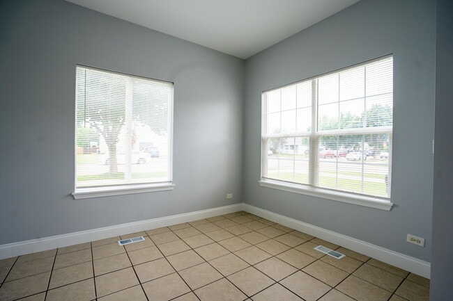 Building Photo - 2837 Oakmont Dr