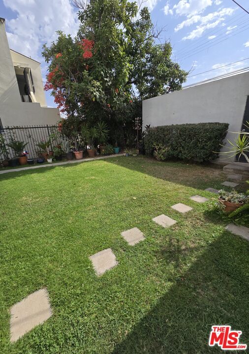 Foto del edificio - 1338 S Dunsmuir Ave