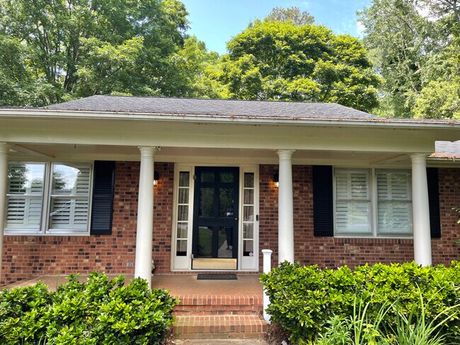 Building Photo - 624 Foxwood Dr SE