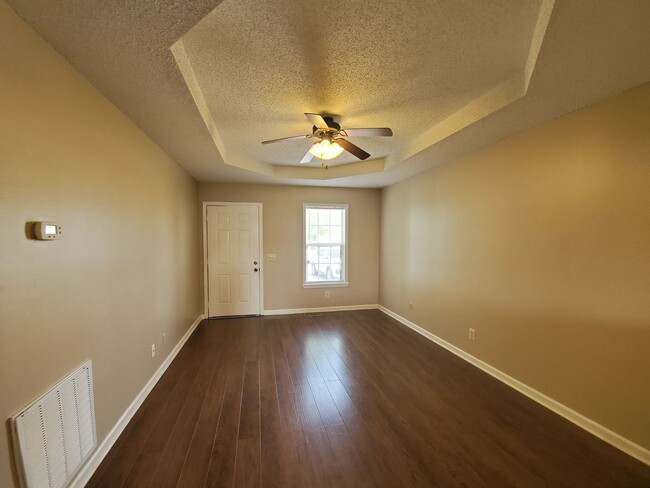 Building Photo - $1225 - 3 Bedrooms 1.5 Bath Cozy Oasis in ...