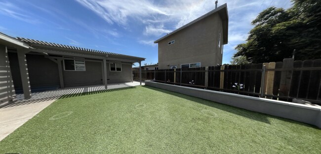 Foto del edificio - Private Turfed Yard! Large 5 Bed / 3 Bath House on Dorothy