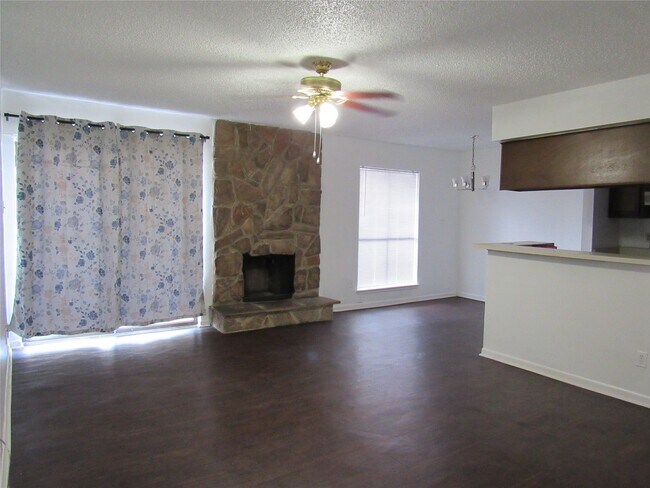Building Photo - 17331 Red Oak Dr