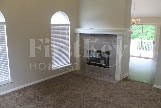 Building Photo - 619 N Crest Dr