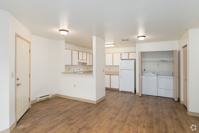 1 habitación, 1 baño - 690 pies cuadrados - Sala de estar - Beaumont & Biltmore Apartments