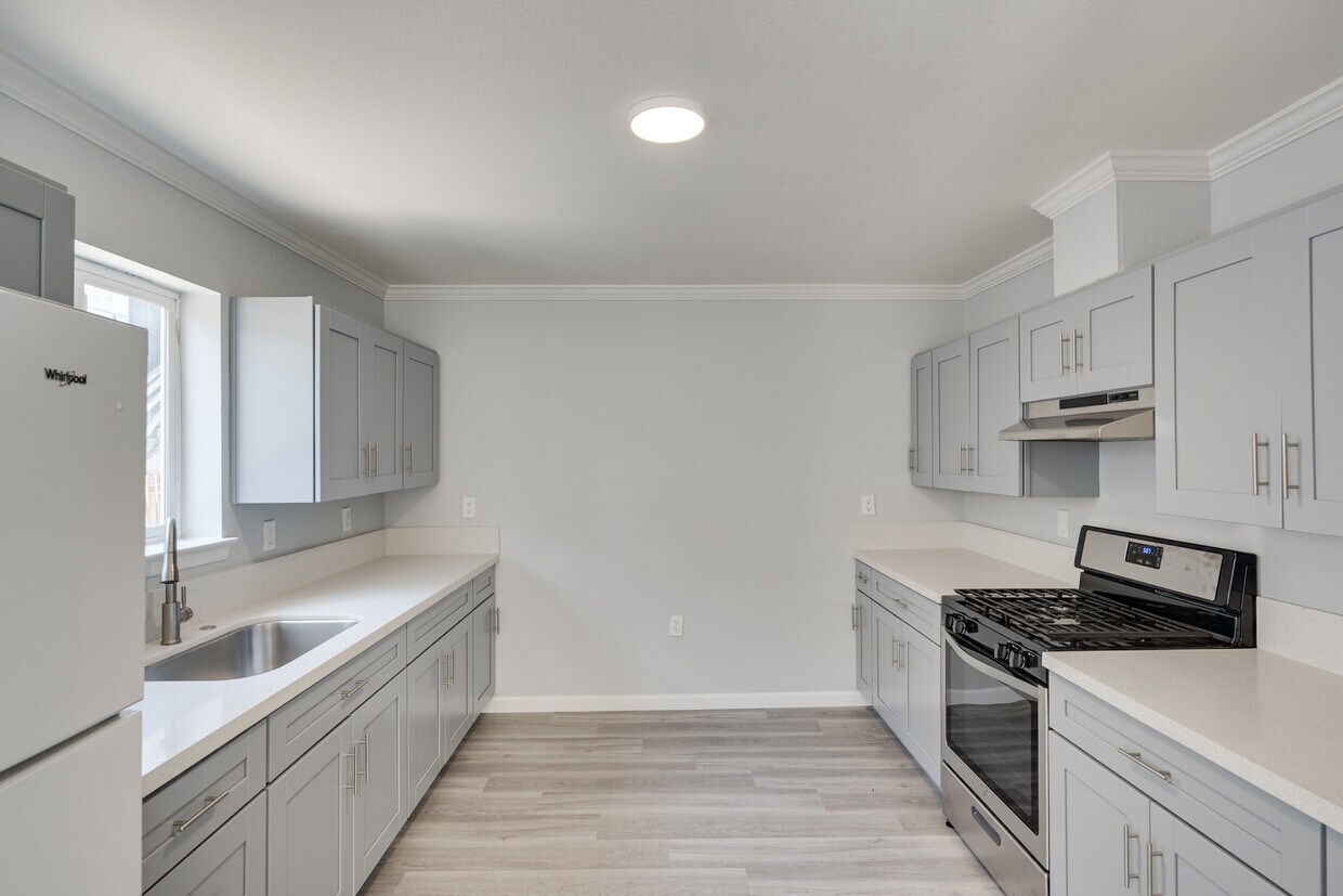 Foto principal - 7866 Bancroft Ave