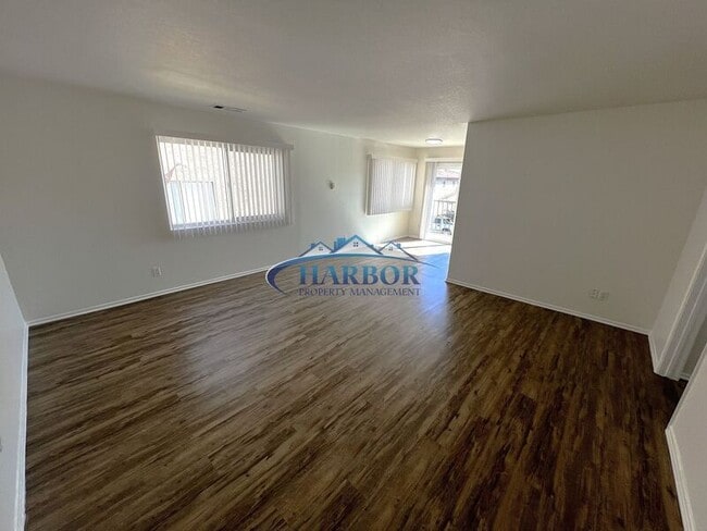 Foto del edificio - 672 W 12th St