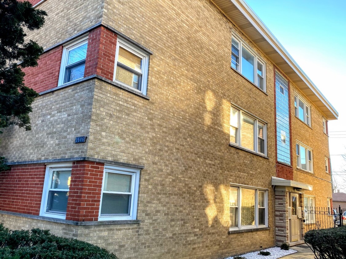 Primary Photo - 2546 N Laramie Ave