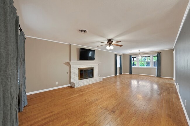 Photo - 526 Waggoner Dr House