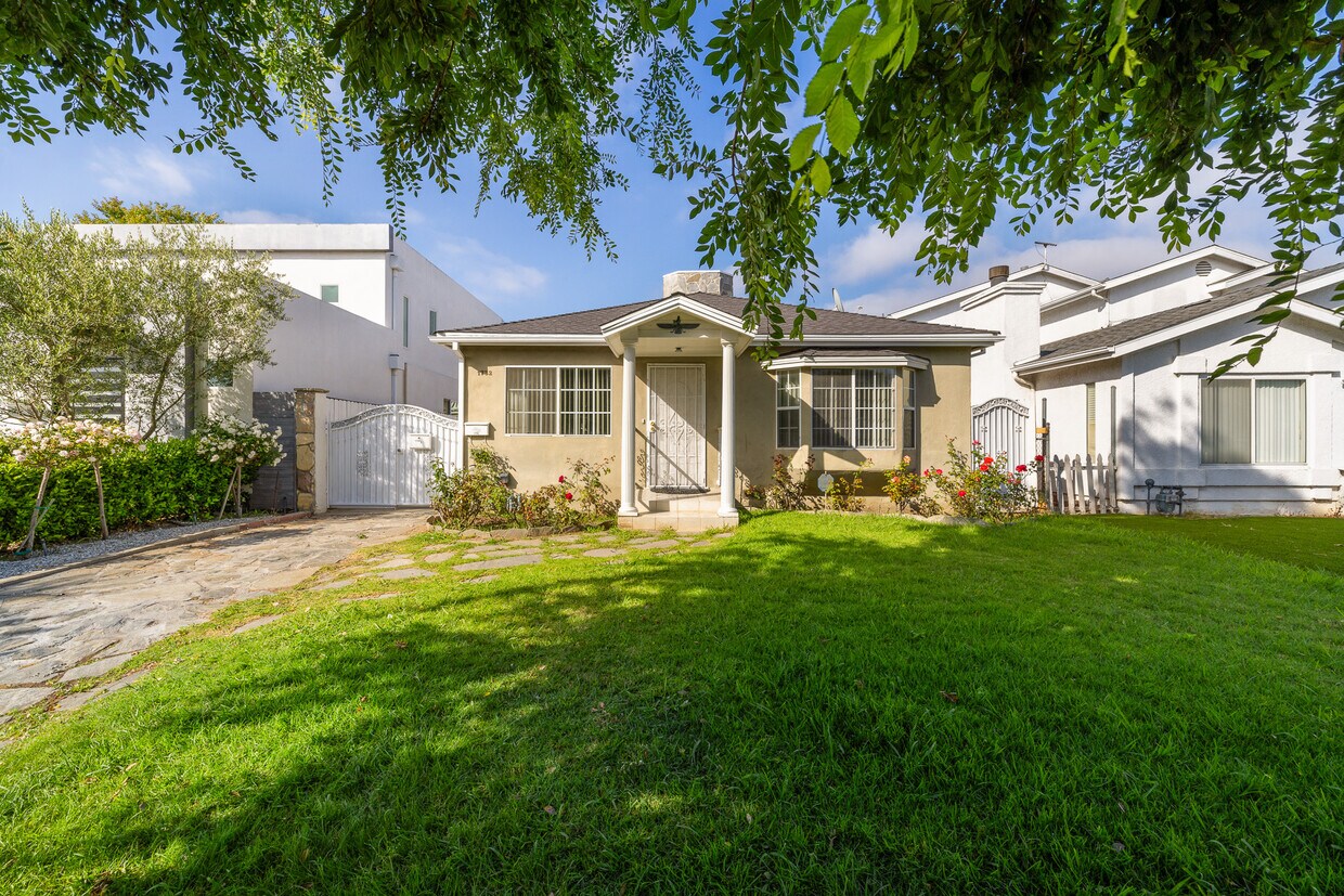 Primary Photo - 1732 S Carmelina Ave