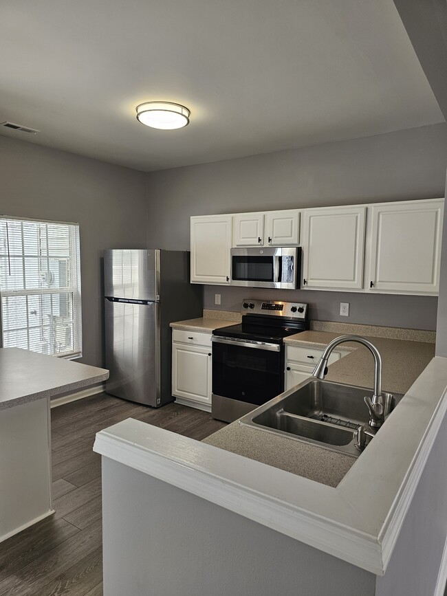 Kitchen- all new stainless appliances - 5341 Glen Canyon Rd