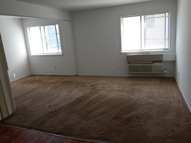 Sala de estar - 1315 Noble Ave