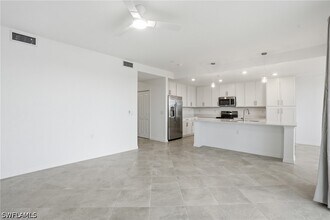 Building Photo - 15405 Grn Acrs Ave