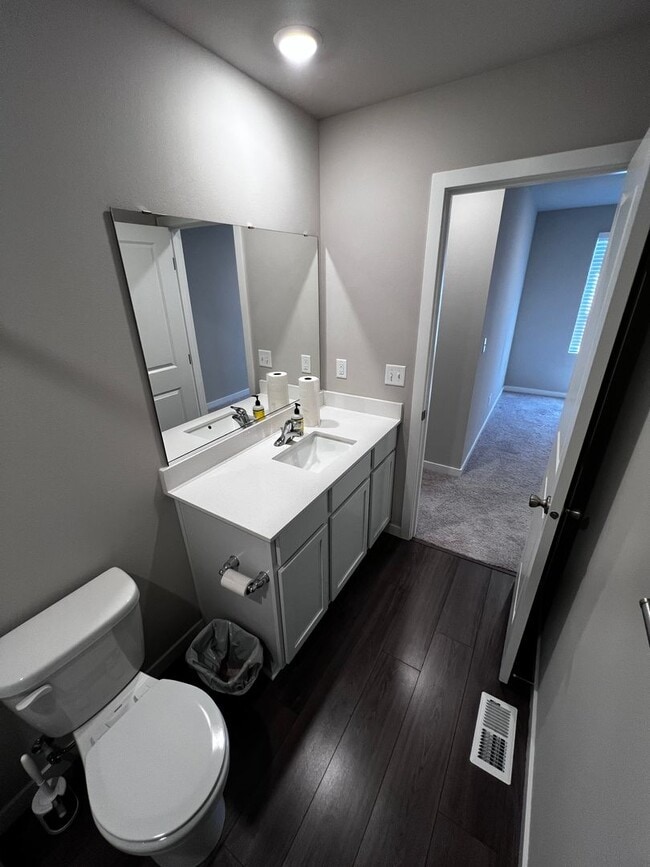 Foto del edificio - Spacious 4-Bedroom Townhome with Loft, Che...