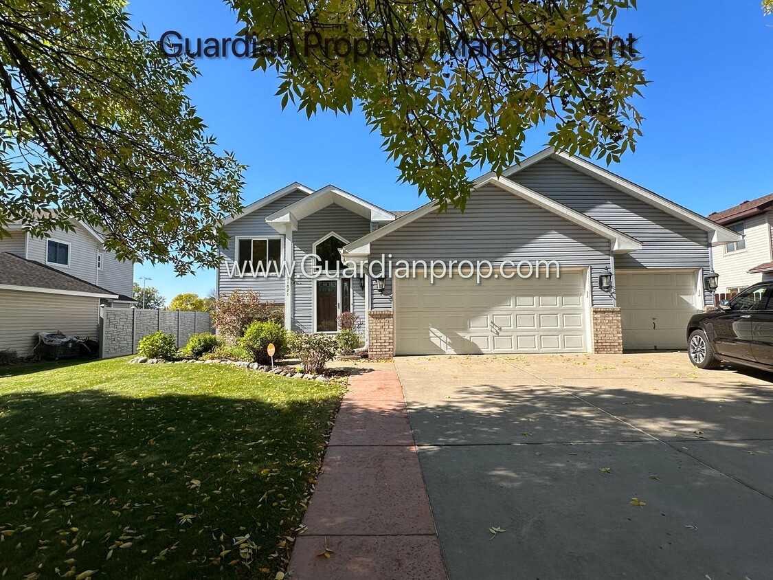 Foto principal - Champlin SFH, Fenced Yard, W/D, Walk out D...